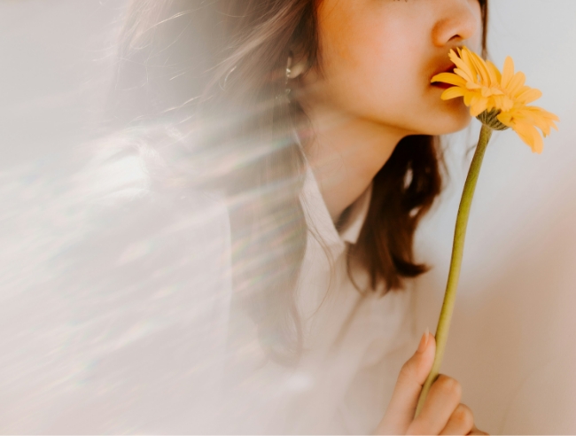 女性と花